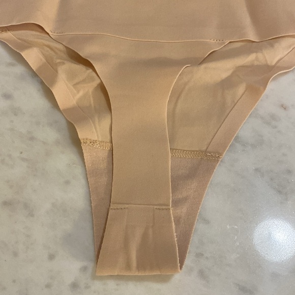 Spanx Undie-Tectable Nude Shaping Thong Underwear size Large NWT - Picture 6 of 8